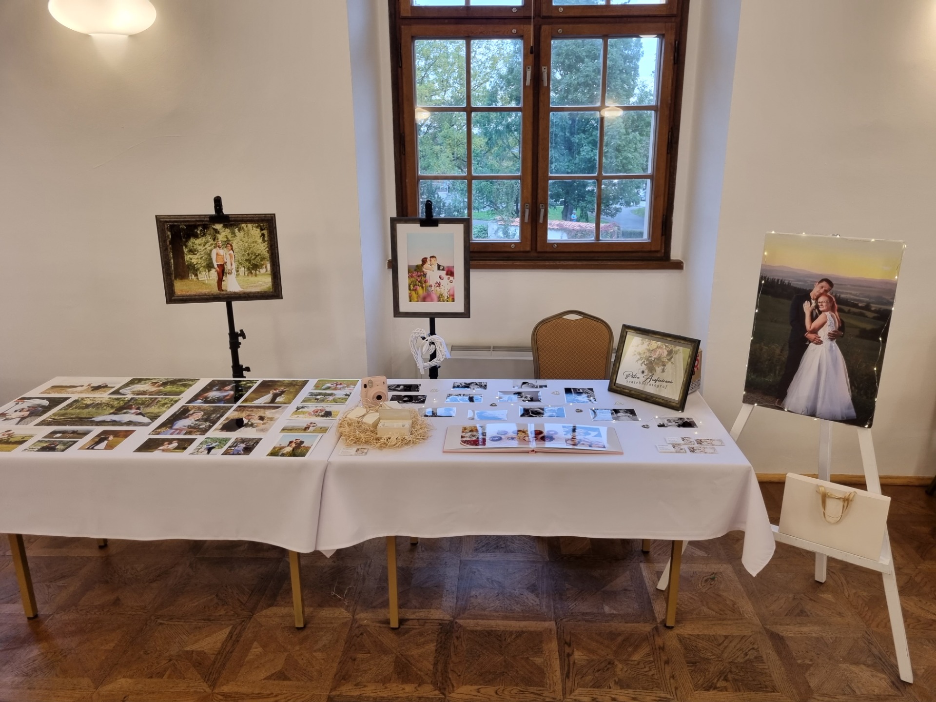 Prezentace mých fotek na svatebním veletrhu, na pravé straně fotoplátno 60x40 cm z impresi.cz