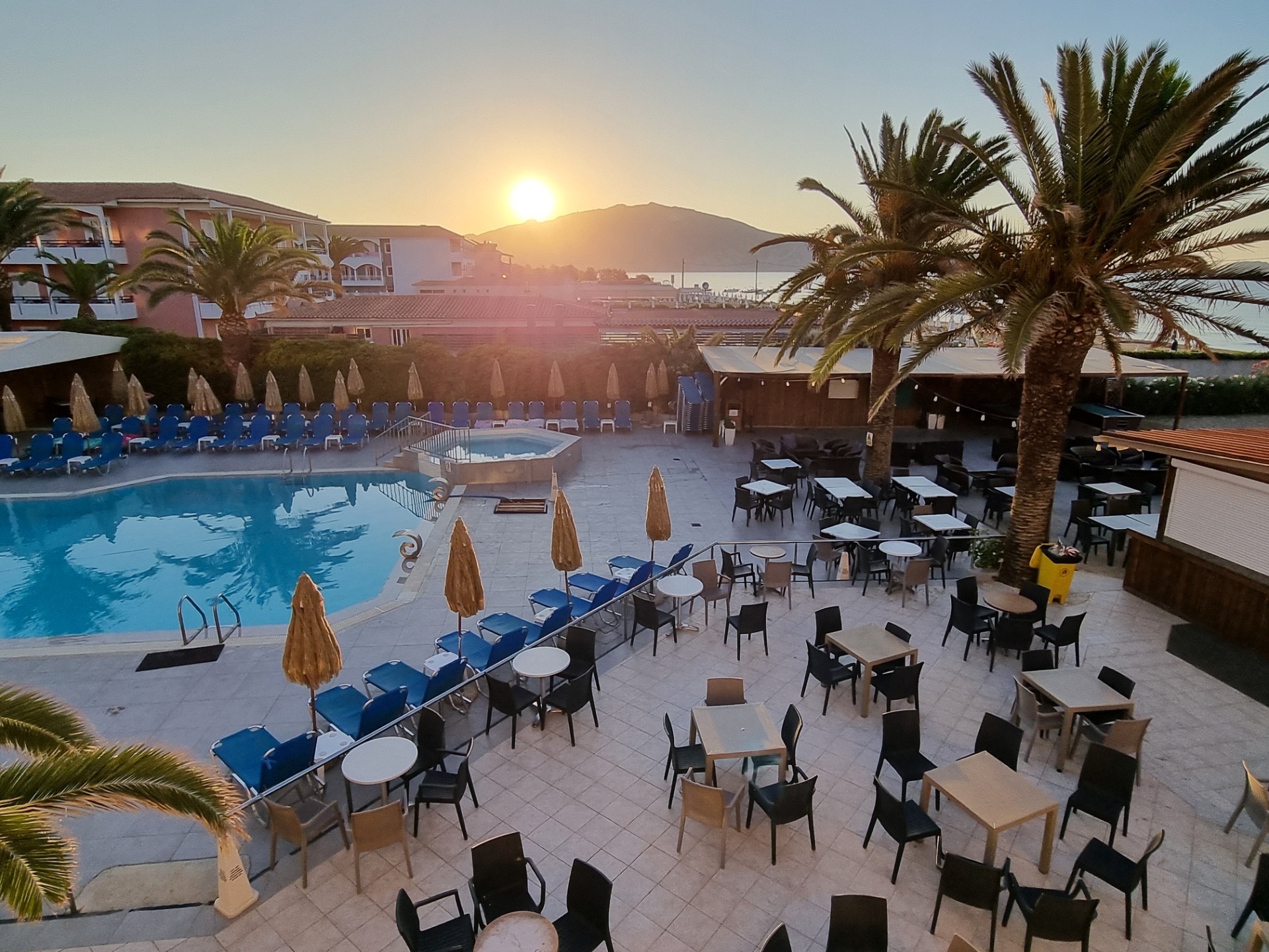Východ Slunce a pohled na pláž z hotelu Poseidon