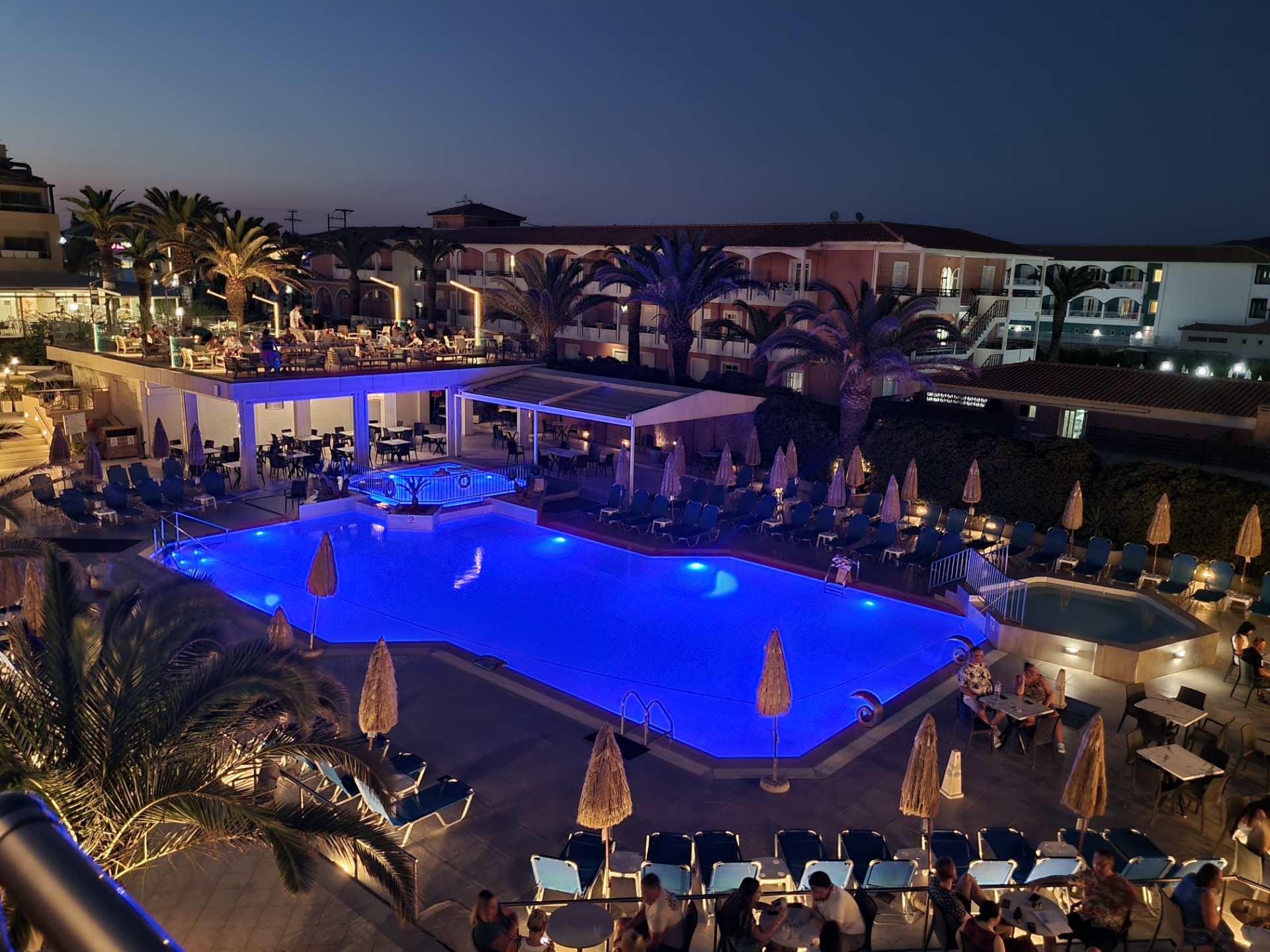 Večerní střešní posezení u bazénu v hotelu Poseidon při večerní zábavě