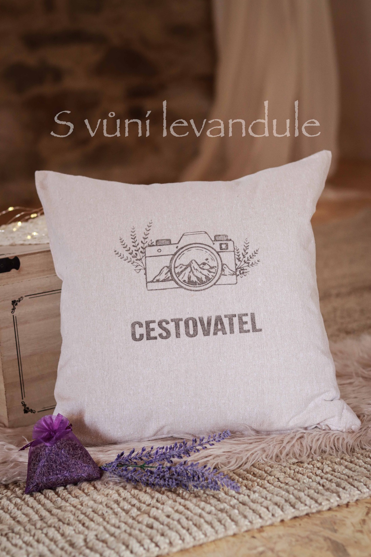 Polštář s motivem foťáku a hor pro klidný spánek a voňavé sny