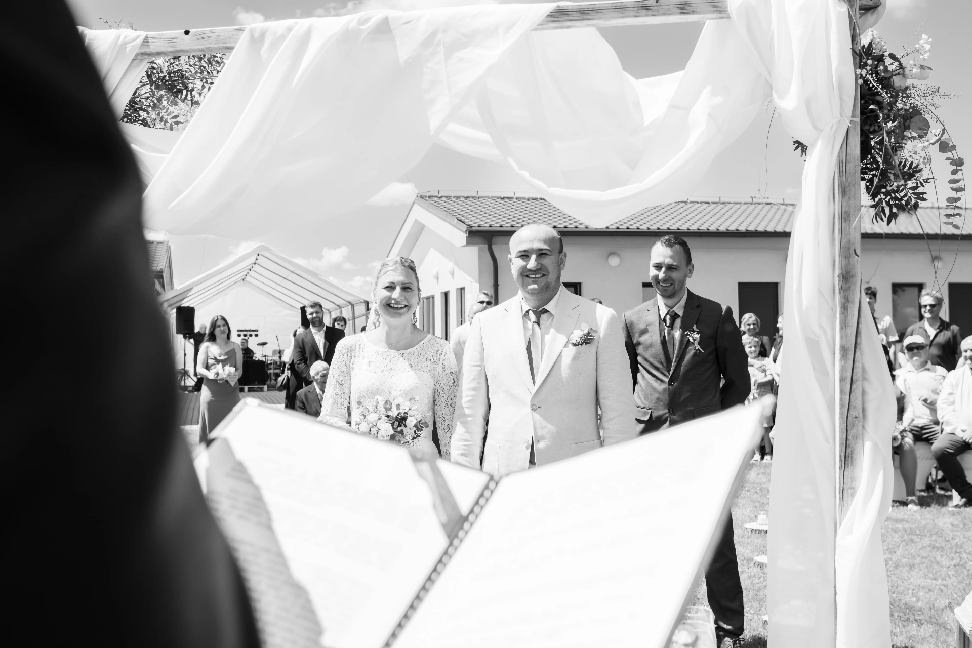 K obřadu hrála živá hudba, která je v pozadí ve stanu